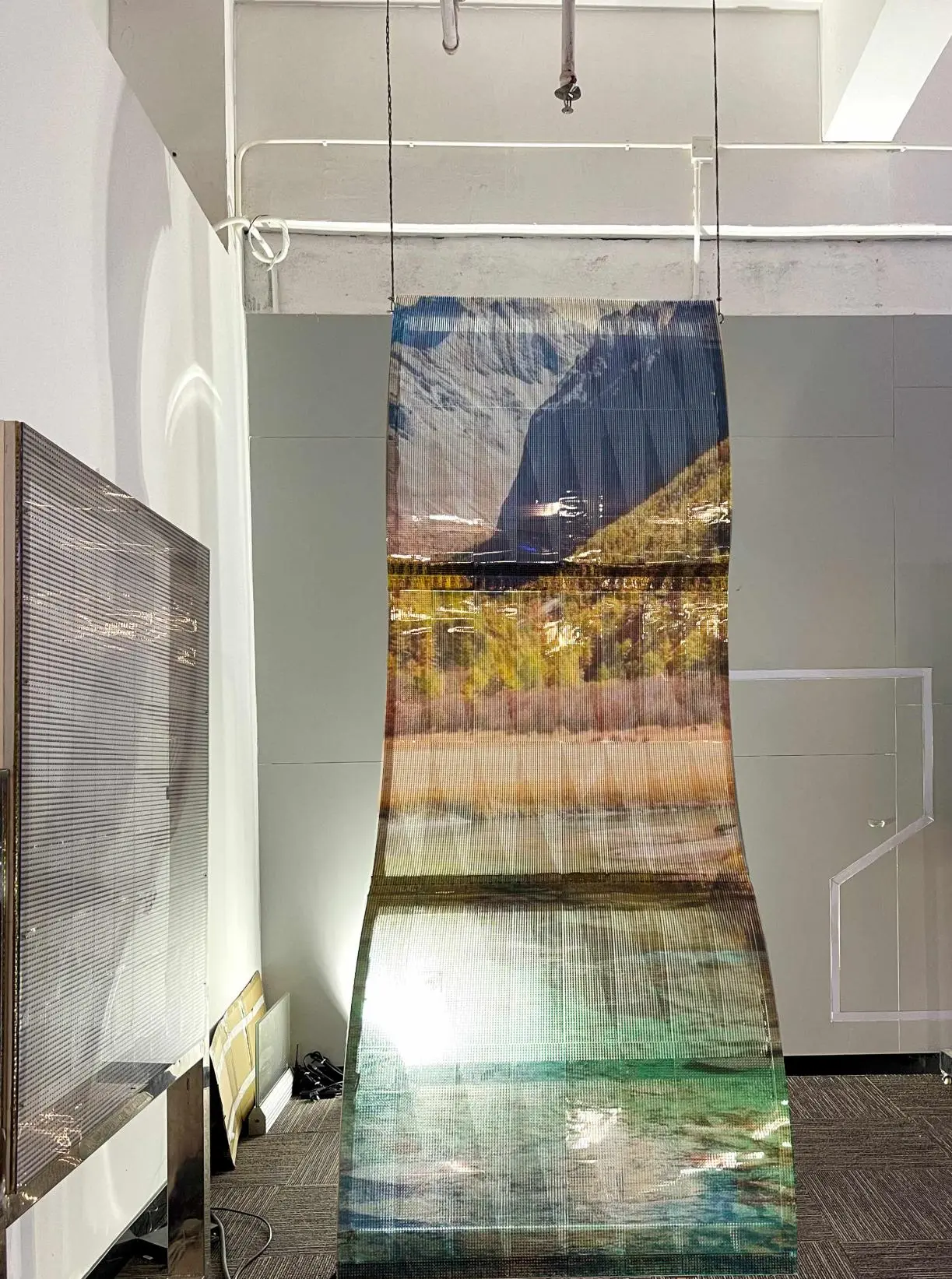 《HYL Flexible Transparent LED Display Screen: Leading the New Trend of Display Technology》